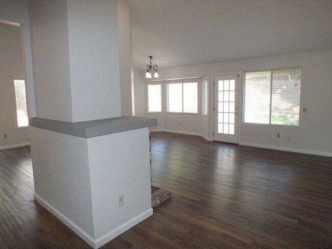 Foto del edificio - 3/2 1700 sf in Folsom Willow Creek Estates