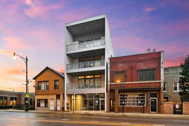 Building Photo - 1544 W North Ave