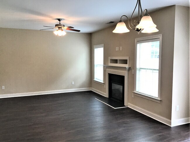 Foto del edificio - 617 Monterey Pine Dr