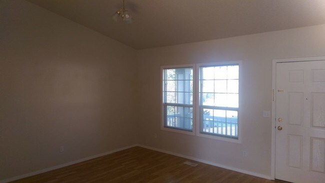Building Photo - Desirable 3 Bedroom Home in Columbia Village