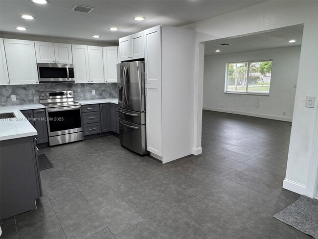 Building Photo - 1020 NW 45th Ct