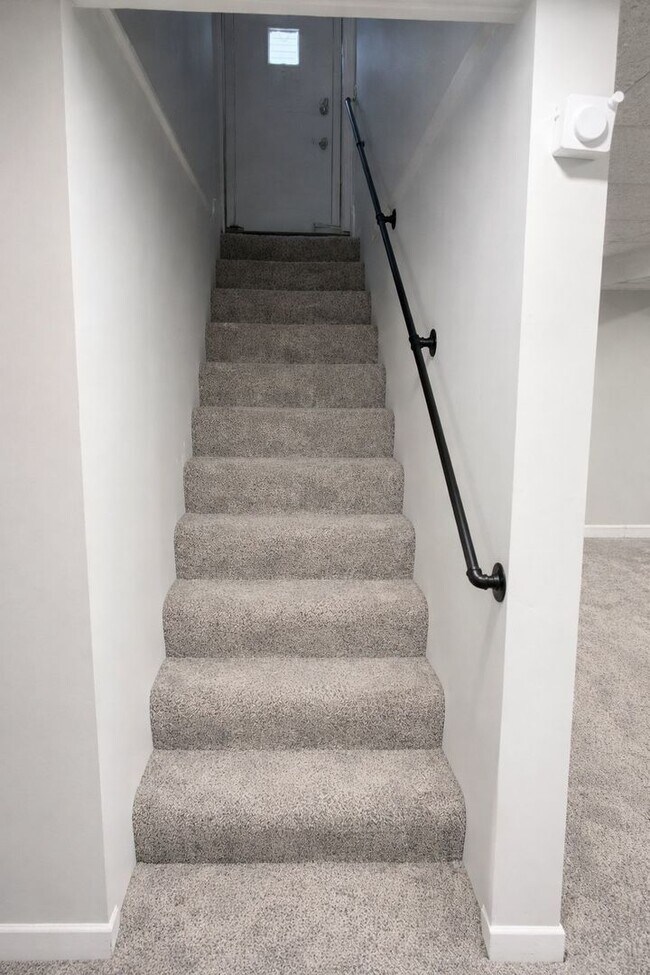 Building Photo - 1065 Hiawatha Dr