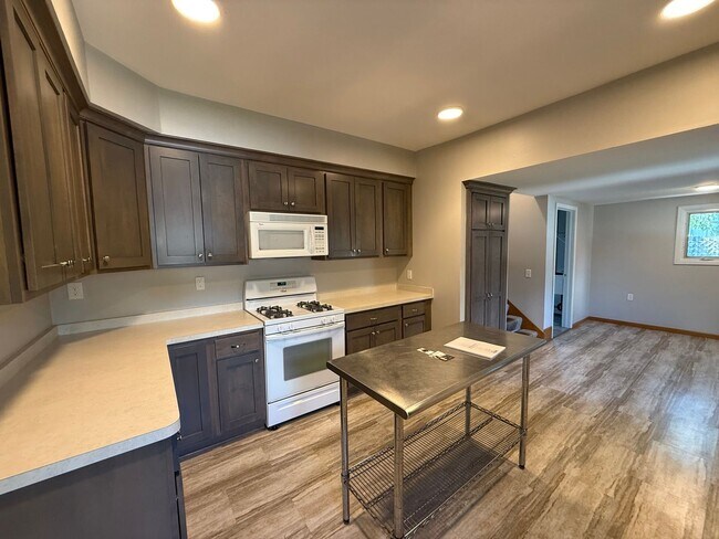 Foto del edificio - Beautiful 5 Bed 3 Bath Single Family Home ...