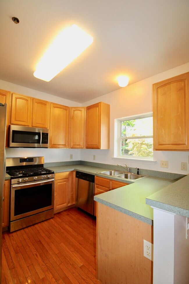 Foto del edificio - Spacious 3 Bedroom on 3rd St