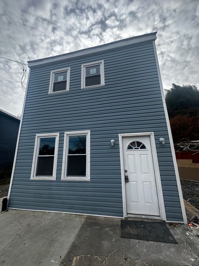 Building Photo - 3 Bed 1.5 Single Family Home Available 2/0...