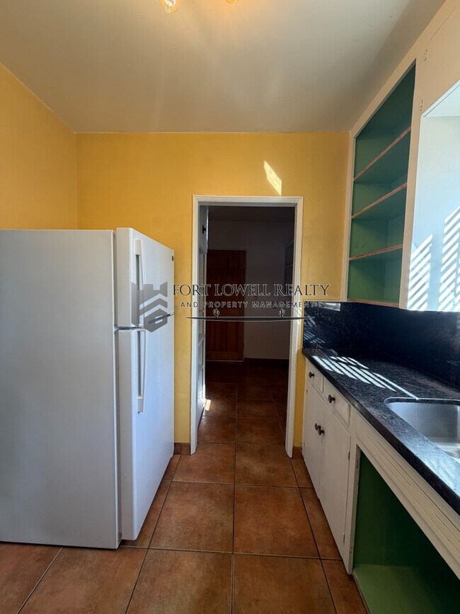 Foto del edificio - Welcome to this charming 2-bedroom, 1-bathroom + Den!