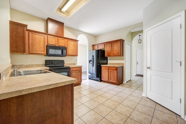 Building Photo - Cozy 4/2 Home Nestled in a Gated Community