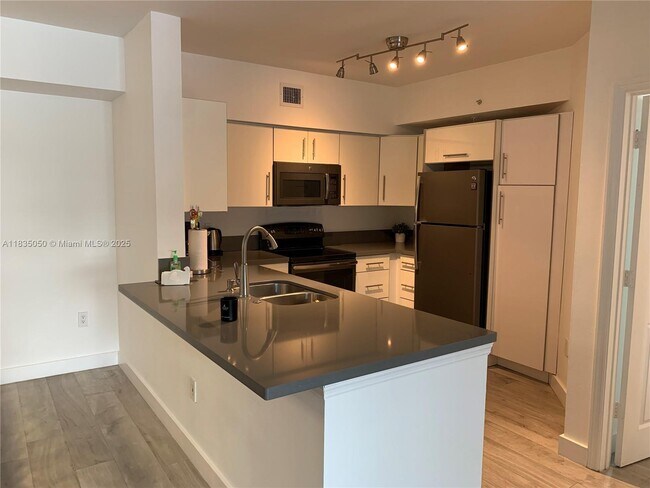 Foto del edificio - 17150 N Bay Rd