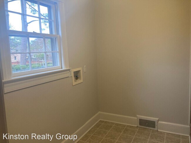 Building Photo - 3 br, 2 bath House - 1511 West Rd.