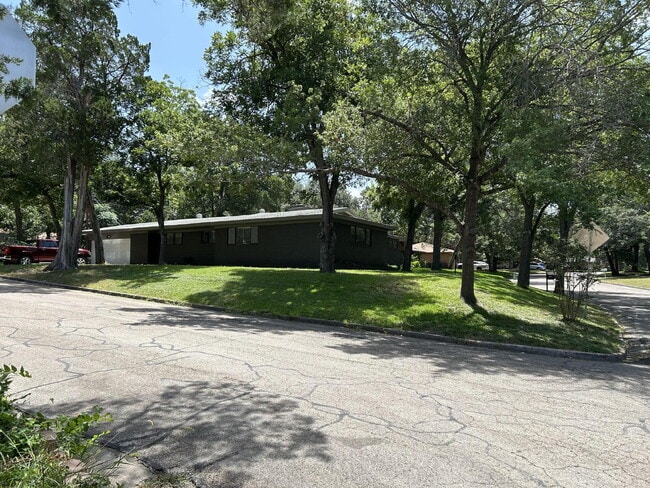 Foto del edificio - Charming 3-Bedroom Haven with 2 Baths and Spacious 1900 sq ft Layout in Waco!