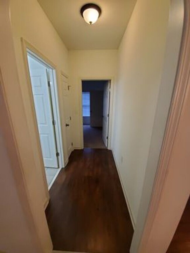 Foto del edificio - One Bedroom/One Bathroom At Millcreek Condos available June!