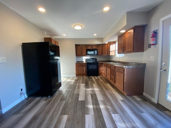 Foto del edificio - Welcome to this charming two-bedroom, one-bathroom double located in the heart of Springfield, OH+