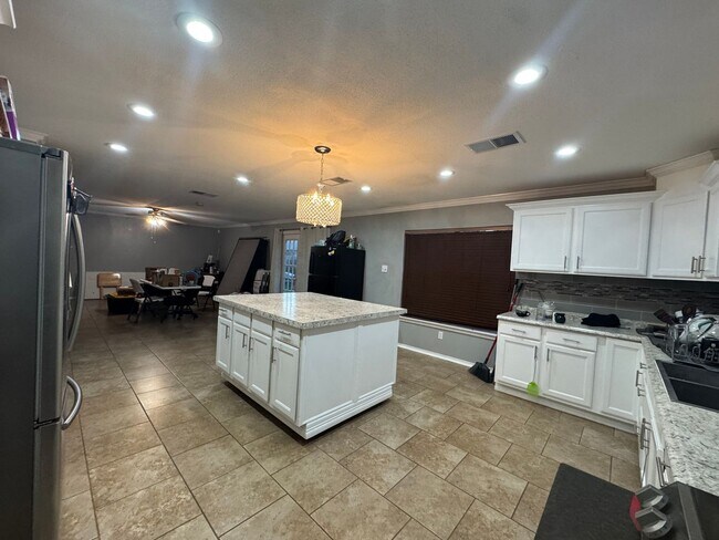 Foto del edificio - 4 Bedroom 2 1/2 Bath Plus Office Near 151 ...