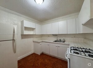 Building Photo - 1230 W 54th St