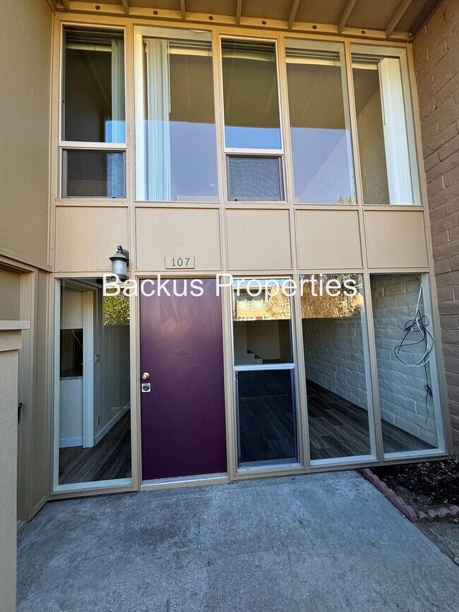 Building Photo - Two bedroom condo in private area in Monterey