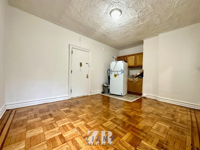 Building Photo - 160 Fenimore St