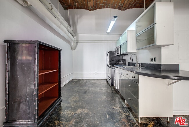 Building Photo - 215 W 7th St