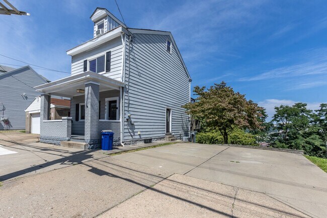 Building Photo - Available September 2024- Spacious 4 Bedro...