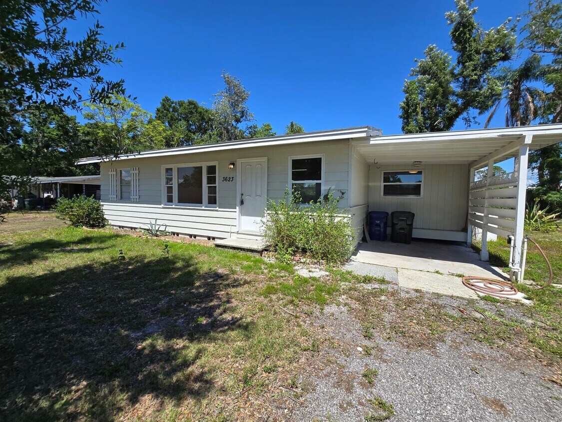 Primary Photo - Charming 3 Bed / 2 Bath Annual Rental in S...