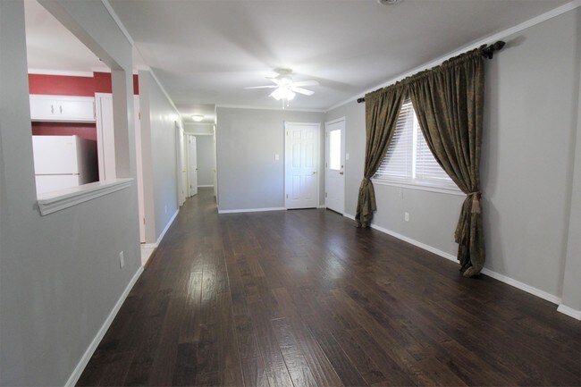 Building Photo - 2403 Magnolia Dr