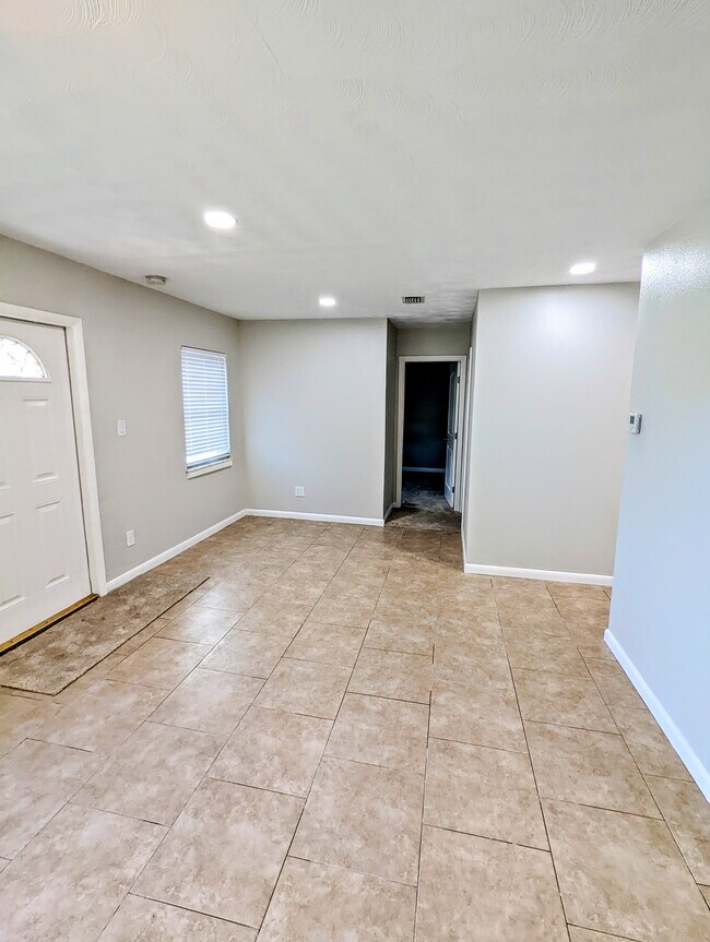 Foto del edificio - 1323 Lenora Dr