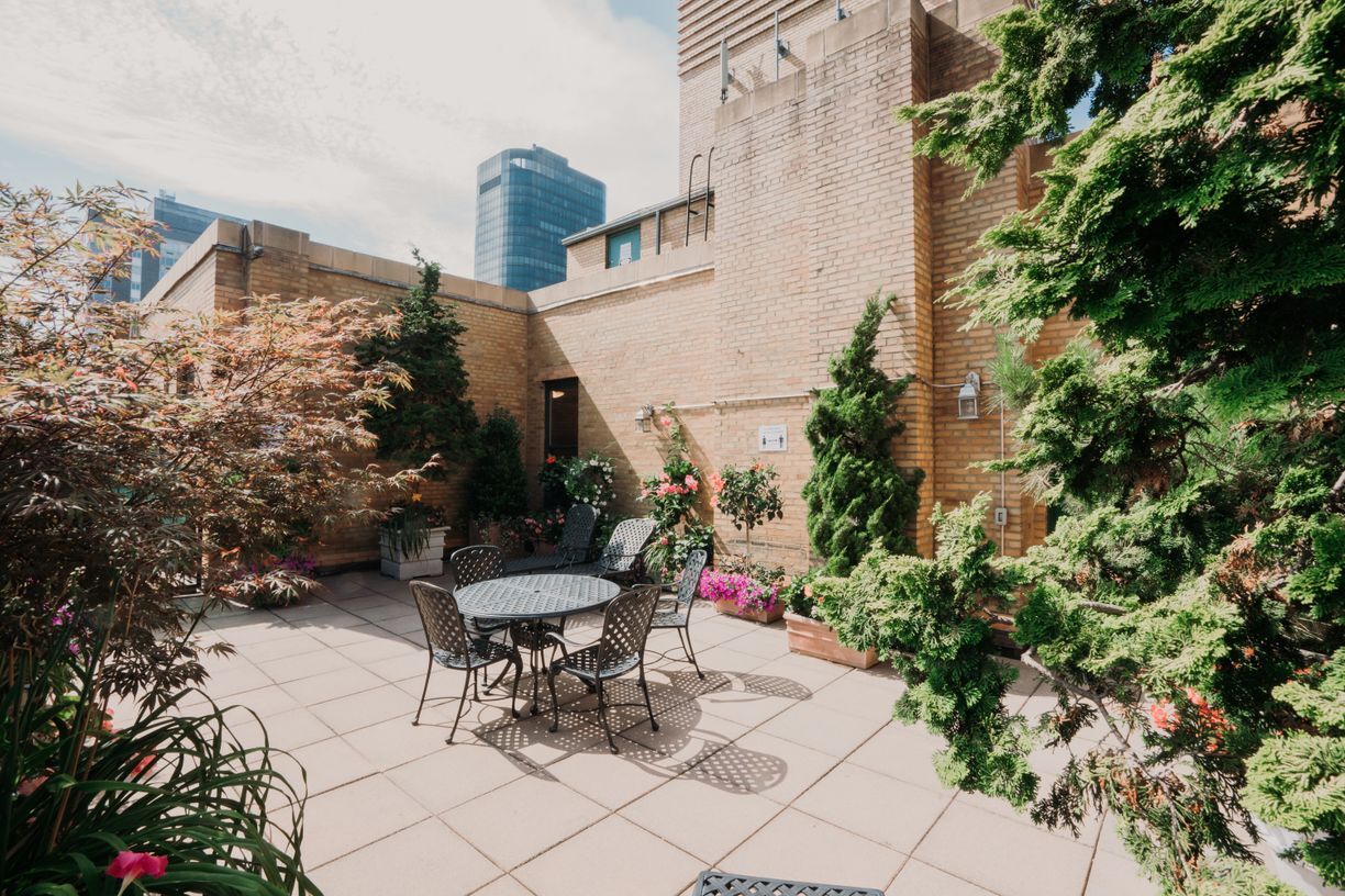 Foto principal - 210 E 68th St