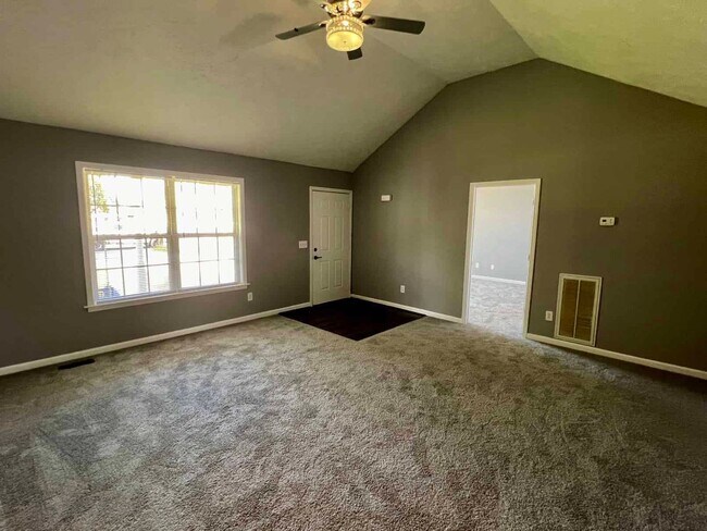 Foto del edificio - 3 Bed 2 Bath Home, Huge Fenced Backyard!