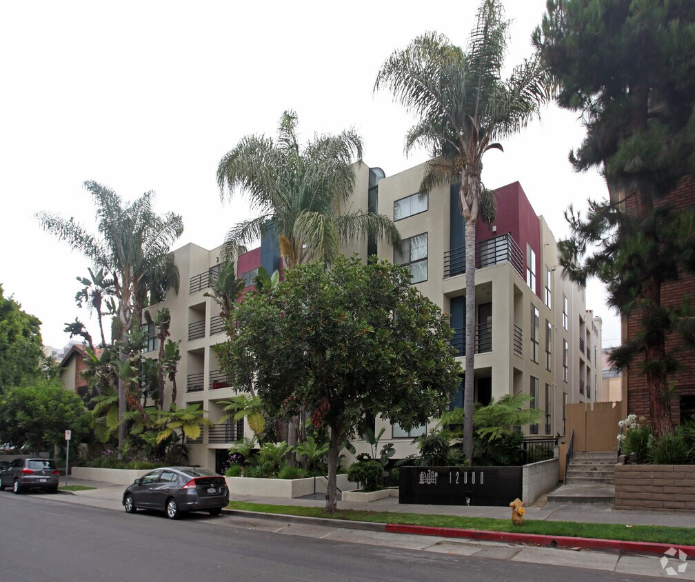 Primary Photo - 12000 Goshen Ave
