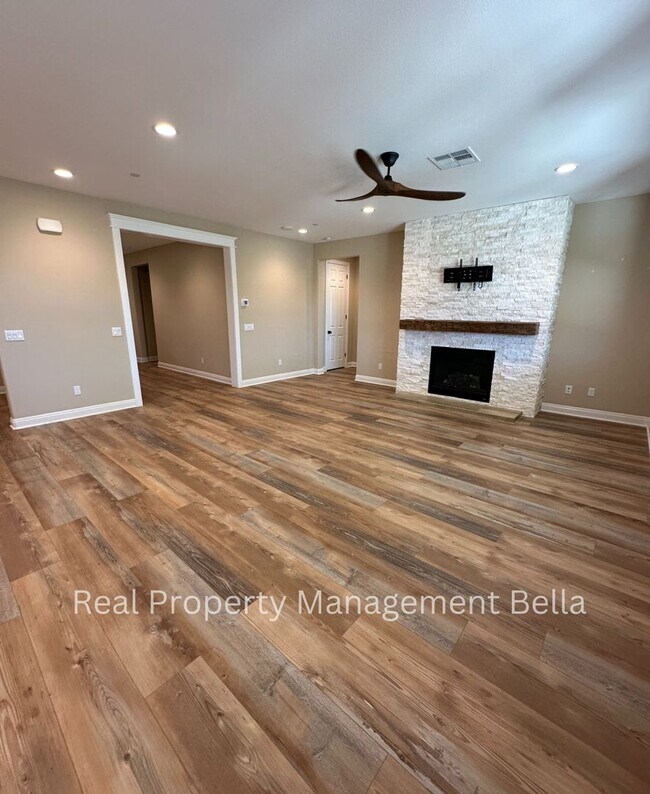 Building Photo - Gorgeous 3-Bedroom Single-Story Home with ...
