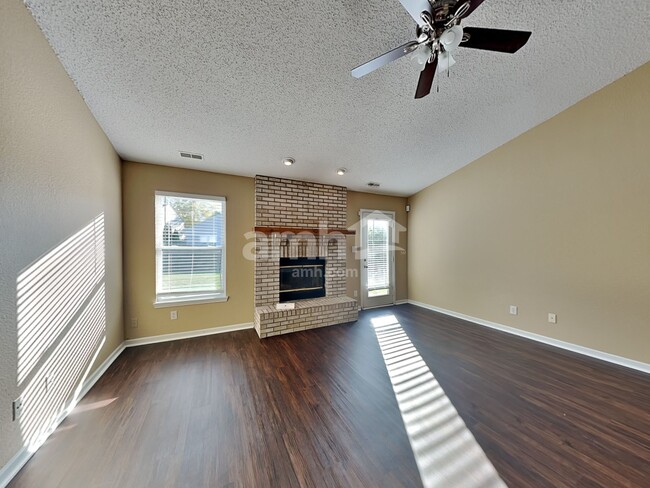 Foto del edificio - 3742 Laurel Cherry Ln