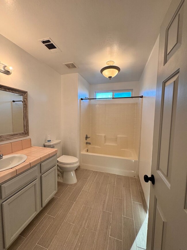 Foto del edificio - Beautiful remodeled 4 bd 2.5 ba 2 Story in...