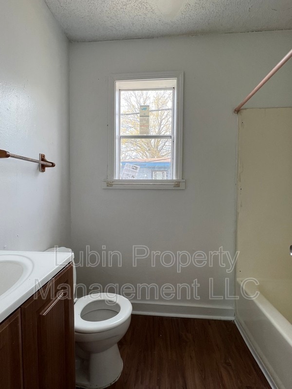 Building Photo - 2811 Larose Ave