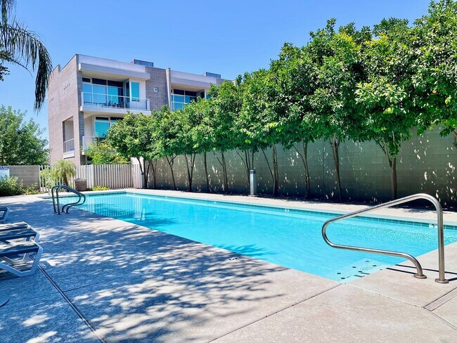 Foto del edificio - 378-382 S Farmer Ave