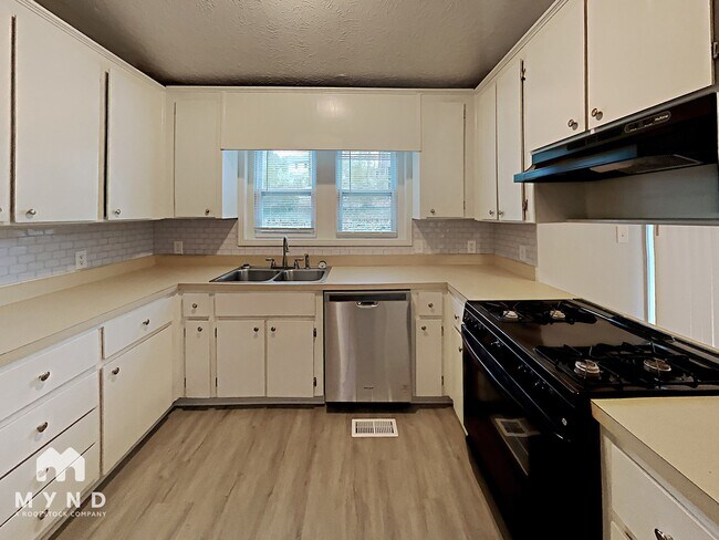 Foto del edificio - 737 Starcrest Ln NE