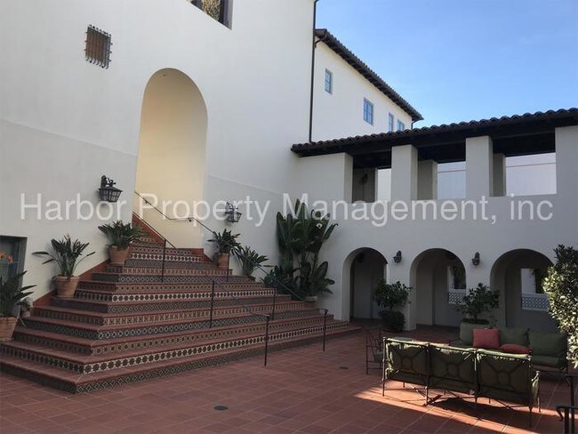 Building Photo - Gorgeous High End Condo