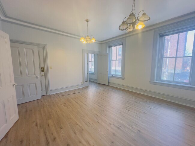 Building Photo - 115 Pine St