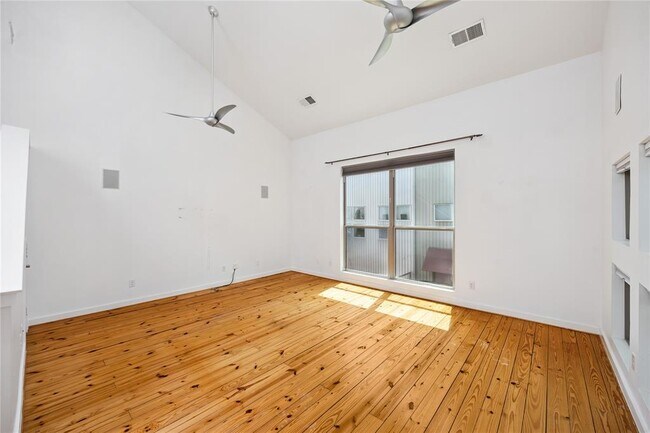Foto del edificio - 6126 Grand Blvd