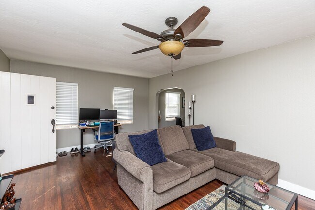 Building Photo - Charming, upgraded, and great outdoor spac...