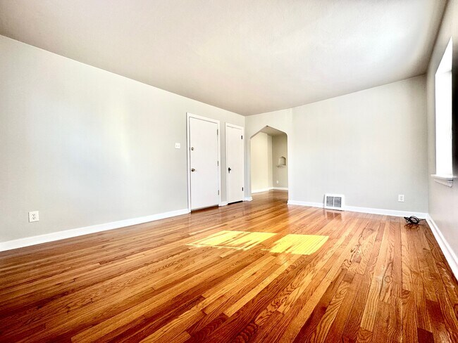 Building Photo - 5524 Chippewa St