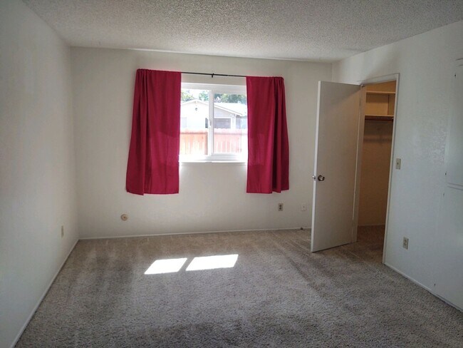 Foto del edificio - Two Bedroom Unit with Yard