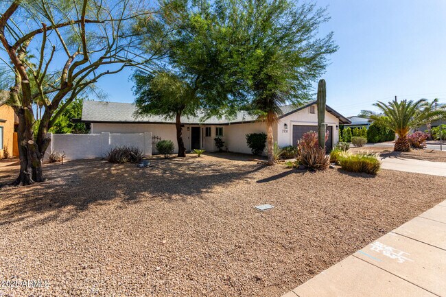 Foto del edificio - 7731 E Rose Ln