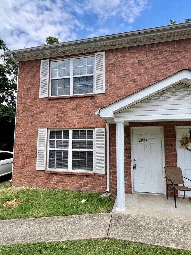 Building Photo - 2 Bed, 2.5 Bath *End Unit* Townhome By MTSU
