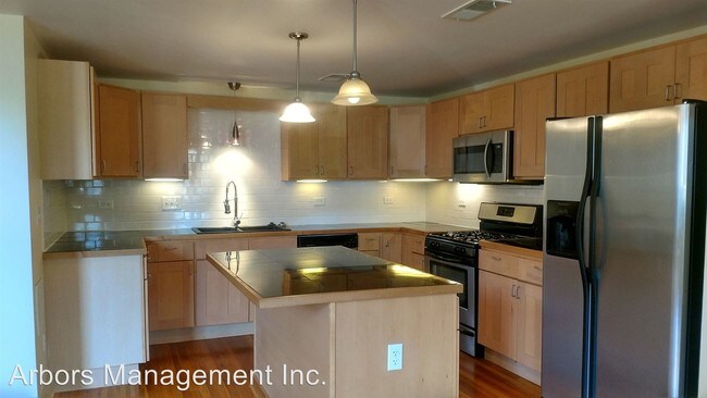 Building Photo - 2 br, 1.5 bath House - 10 Walnut Street #11