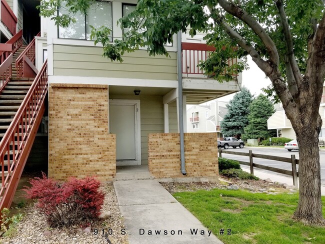 Building Photo - Great location off Mississippi and Sable w...