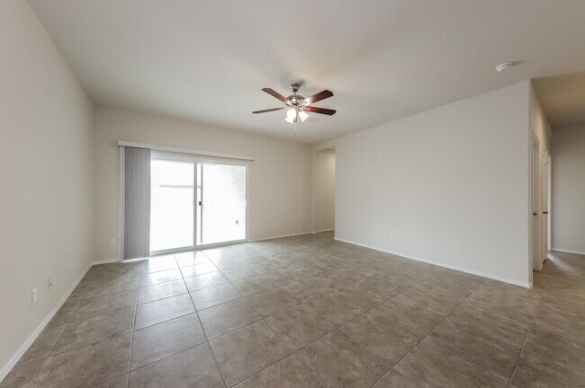 Foto del edificio - 7843 West Riverside Avenue