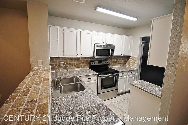 Building Photo - 2 br, 1.5 bath House - 613 Carriagehouse L...