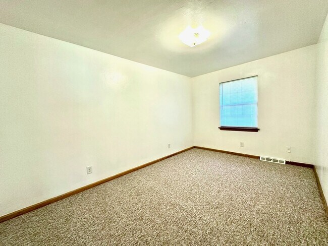 Building Photo - 701 Commander Dr