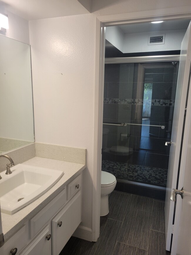 Building Photo - 14209 Riverside Dr
