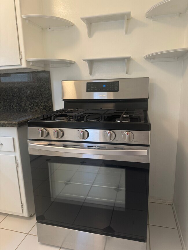 Horno/cocina de acero inoxidable Samsung - 8618 McConnell Ave
