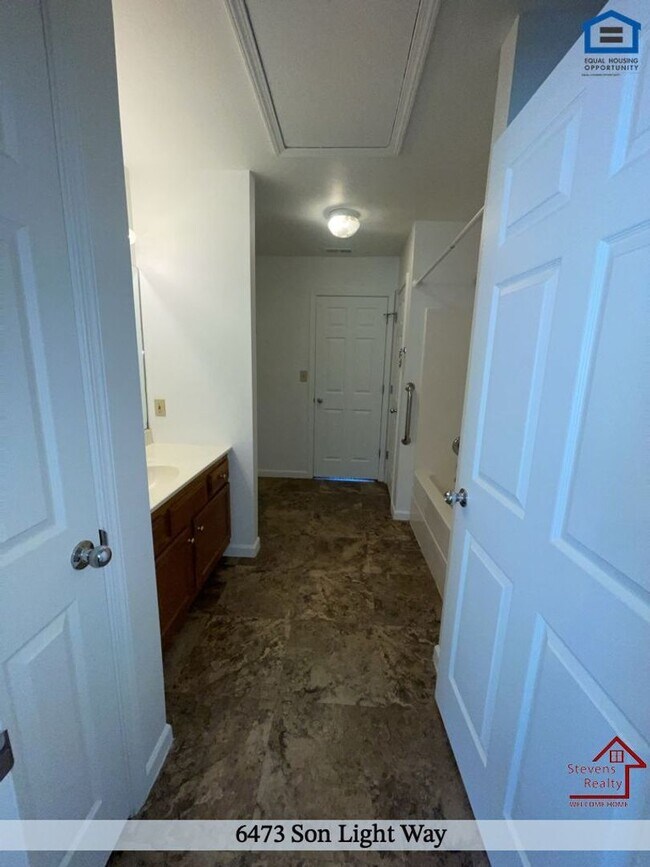 Foto del edificio - 6473 Son Light Way